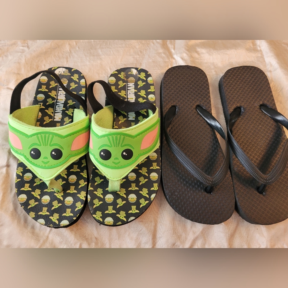 Star Wars The Mandalorian Baby Yoda Sandals + Bonus Blk flops. Size 9/10 (yL)